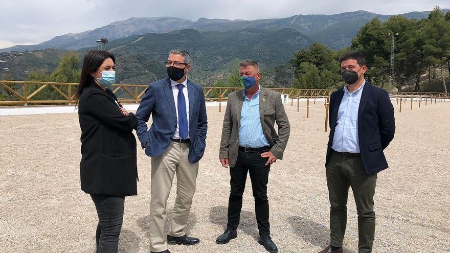 Margarita del Cid y Francisco Salado junto al alcalde de Canillas de Albaida, Jorge Martín, en el parking para caravanas.