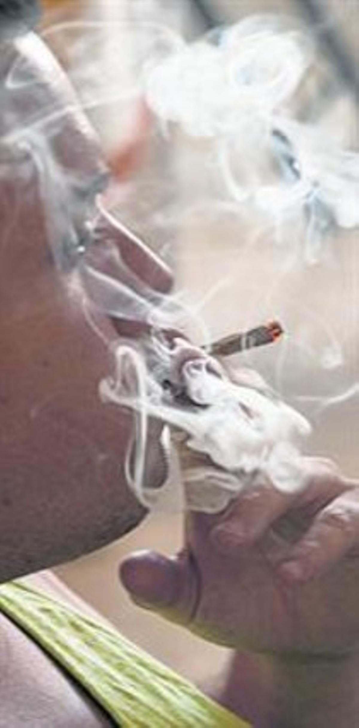 Un joven fuma en un club. Un joven fuma en un club.