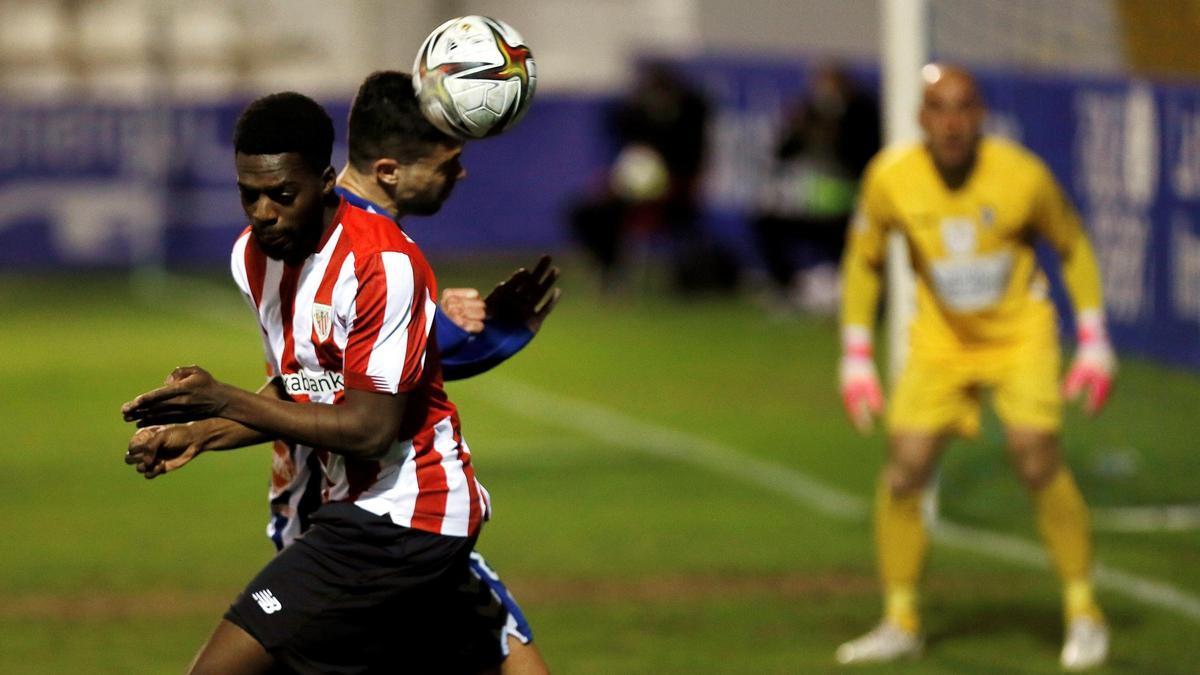 El delantero del Athletic Iñaki Wiliams pugna con la defensa del Alcoyano ante la mirada de José Juan.