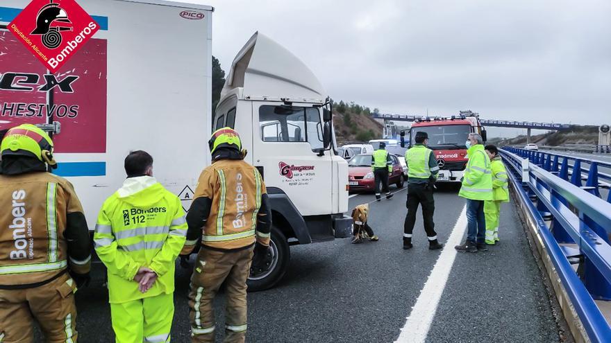 La avería de un camión causa grandes retenciones en la A7 a la altura de Muro