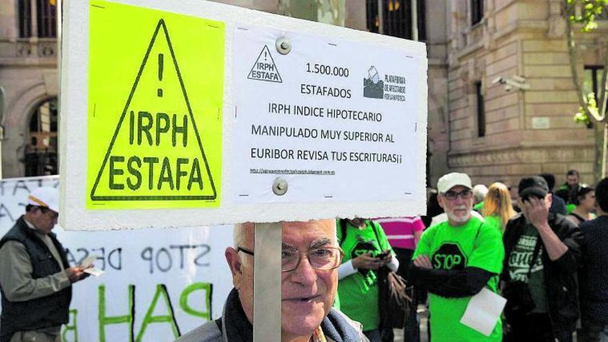 Afectados por el índice de referencia hipotecaria IRPH, en una movilización. | // JOSEP GARCÍA