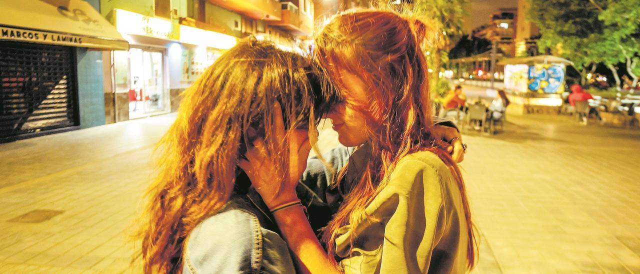 Laura y Elena en la plaza de Honduras de València.