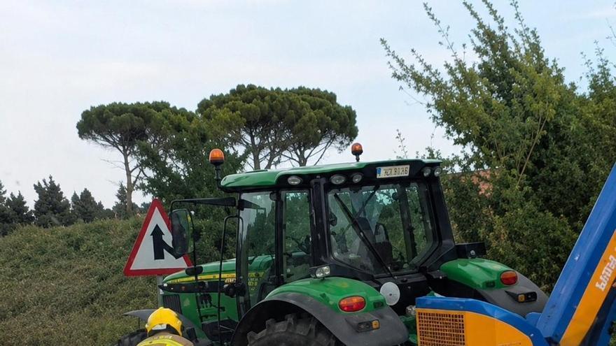 Un cotxe xoca contra un tractor que feia tasques de neteja a l'A-2 a Caldes