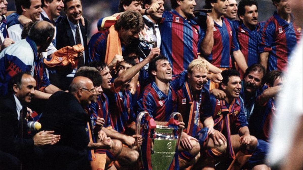 El equipo, con el trofeo.