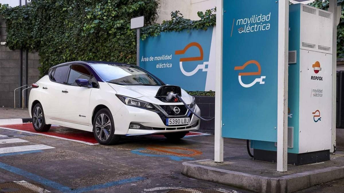 Nissan y Repsol se asocian para promover la movilidad eléctrica