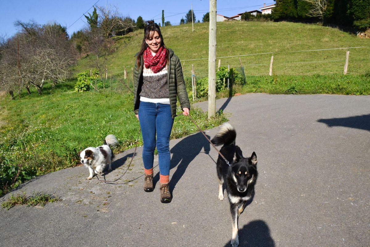 Mar Buey con dos de sus perros en el pueblo en el que vive y trabaja.