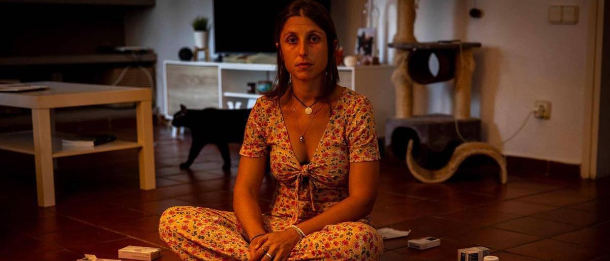 Ana Bassols, afectada por endometriosis, rodeada de fármacos.
