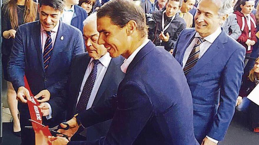 García Tamarit, junto a Rafael Nadal y el alcalde de Alcorcón durante la inauguración del concesionario.