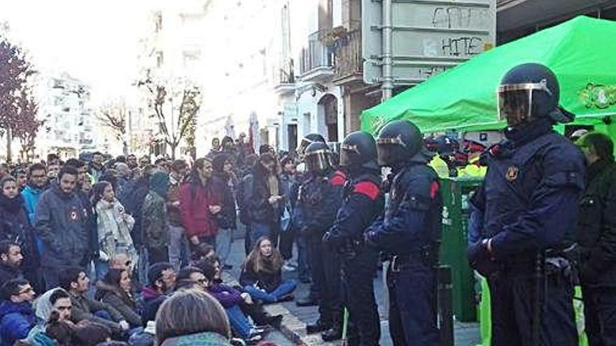 El desplegament dels Mossos entorn de la carpa.