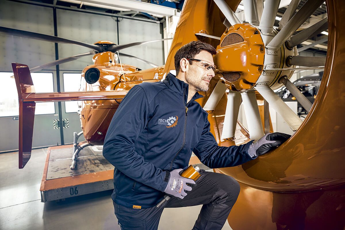 Los gigantes industriales suministran todo el equipamiento necesario a muchos sectores, como el aeronaútico.