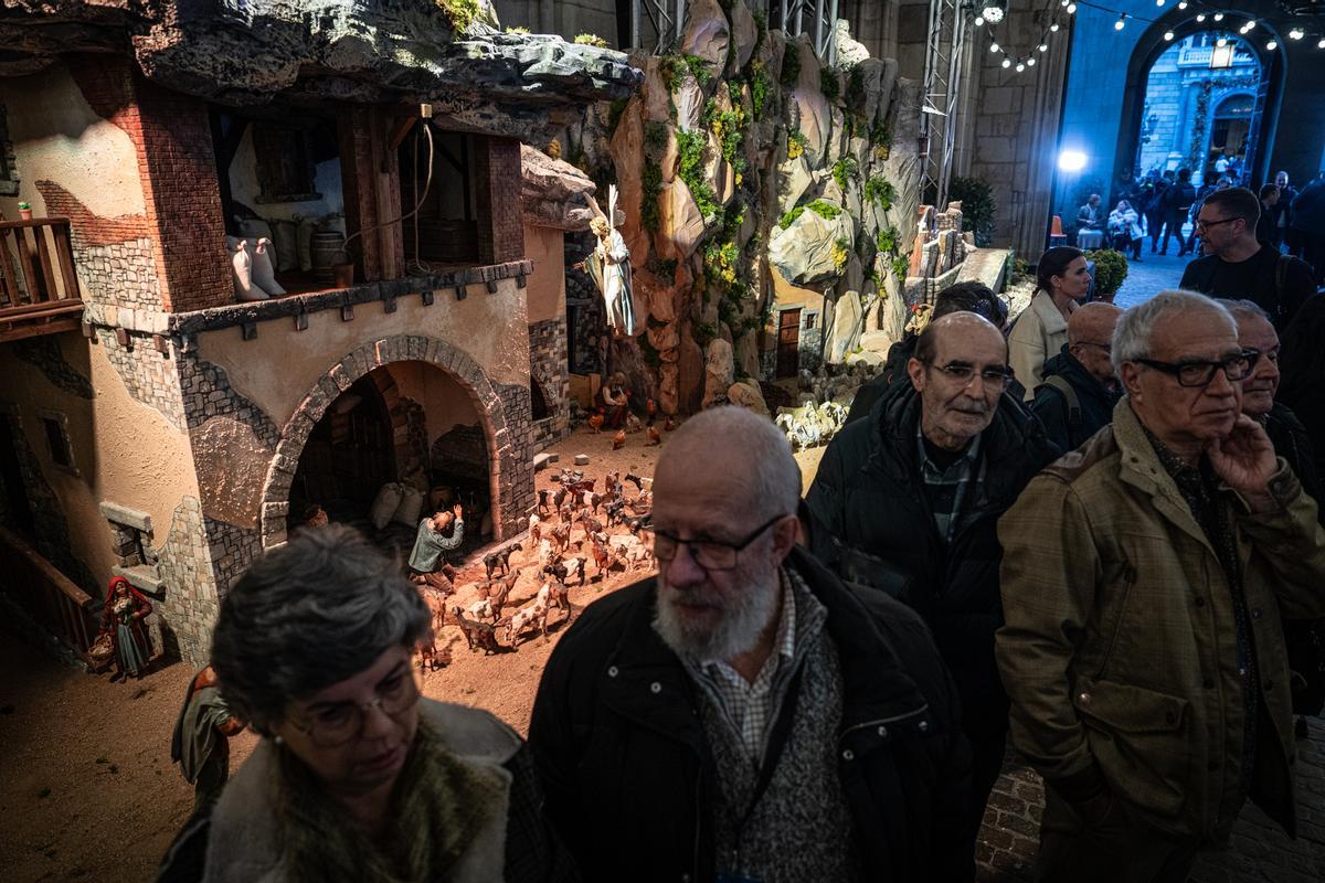 Barcelona estrena un belén tradicional más grande que nunca en la plaza Sant Jaume