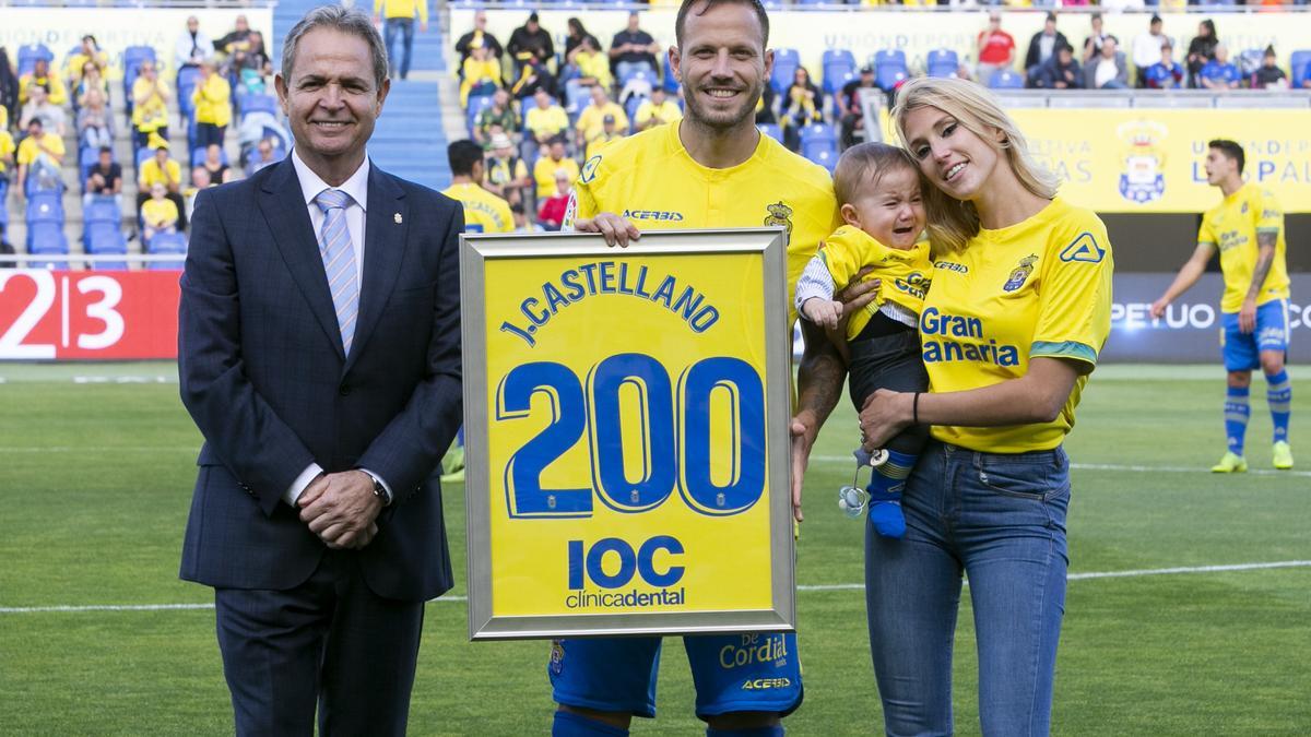 Javi Castellano, en 2019, en el Gran Canaria, junto a su mujer Omaira, su hijo y el vicepresidente de la entidad, Nicolás Ortega.