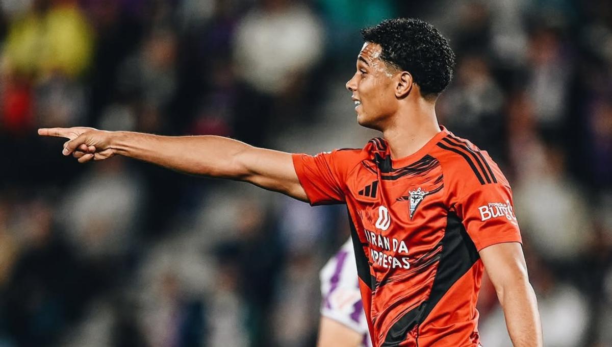 Etienne Eto'o, en un encuentro de esta temporada con el Mirandés.