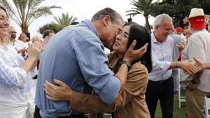 Carolina Darias saluda al exministro Juan Fernando López Aguilar en la Fiesta de la Rosa.