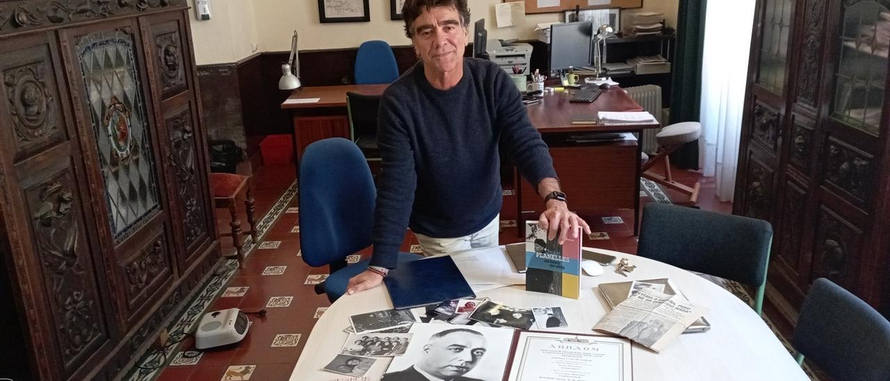Rafael Maldonado, con su biografía sobre Planelles, fotos y documentos del científico, entre ellos el premio Méchnikov de 1966.