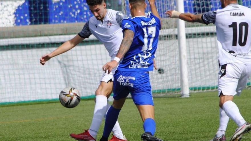 Un instante del duelo entre San Fernando y Vélez.