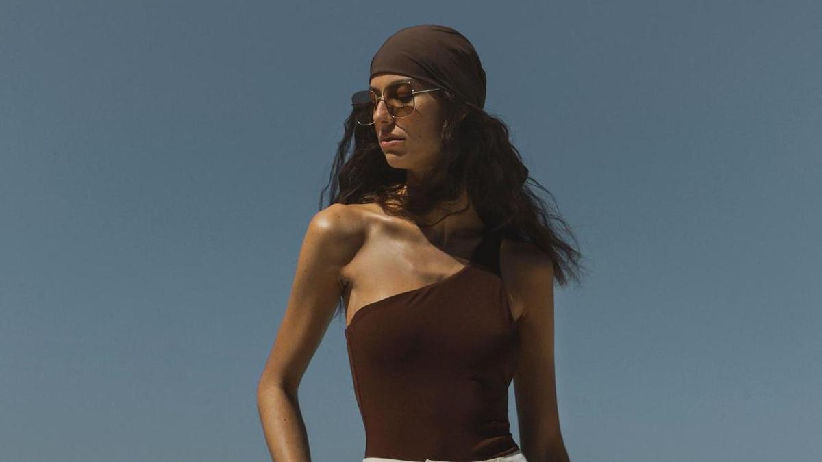 Fotos | Sombras & Pliegues: Siete looks para ir a la playa con estilo