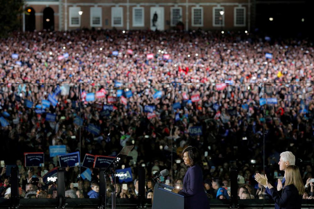 Clinton, arropada por su familia y por los Obama.