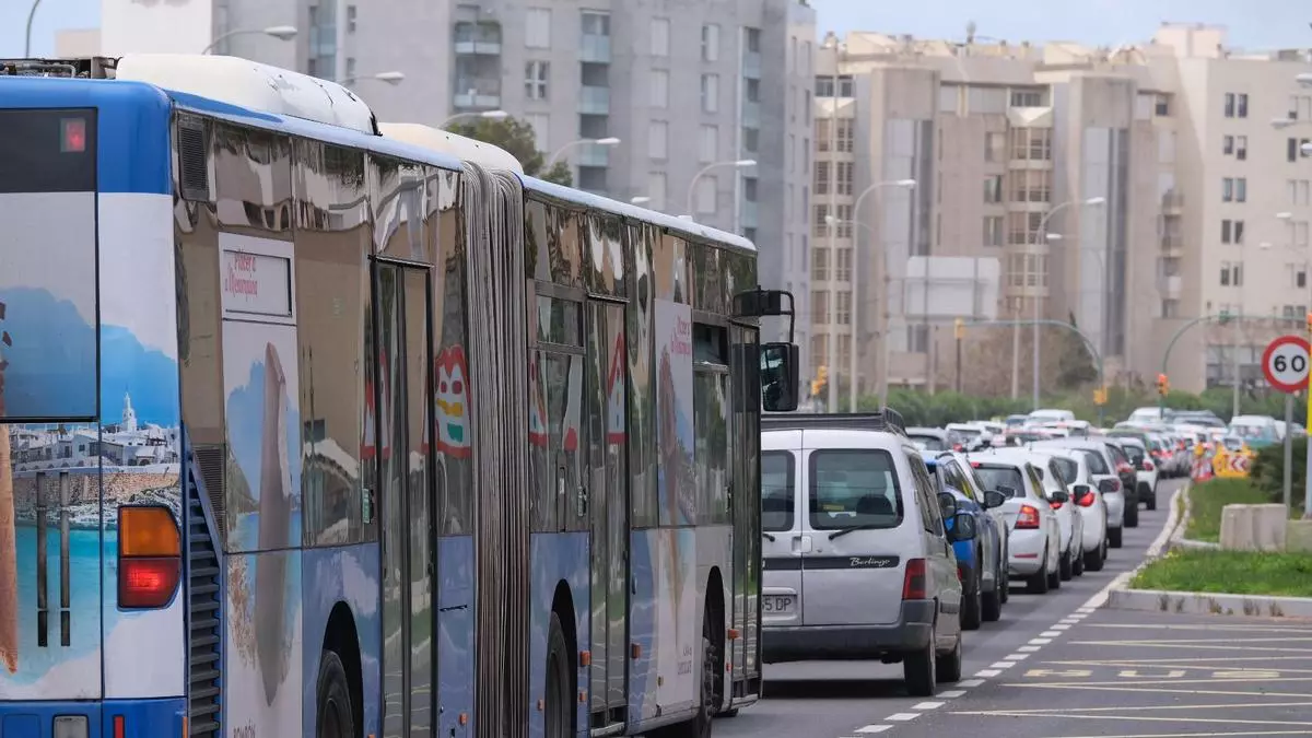 Atascos con más de veinte minutos de espera para entrar en Palma