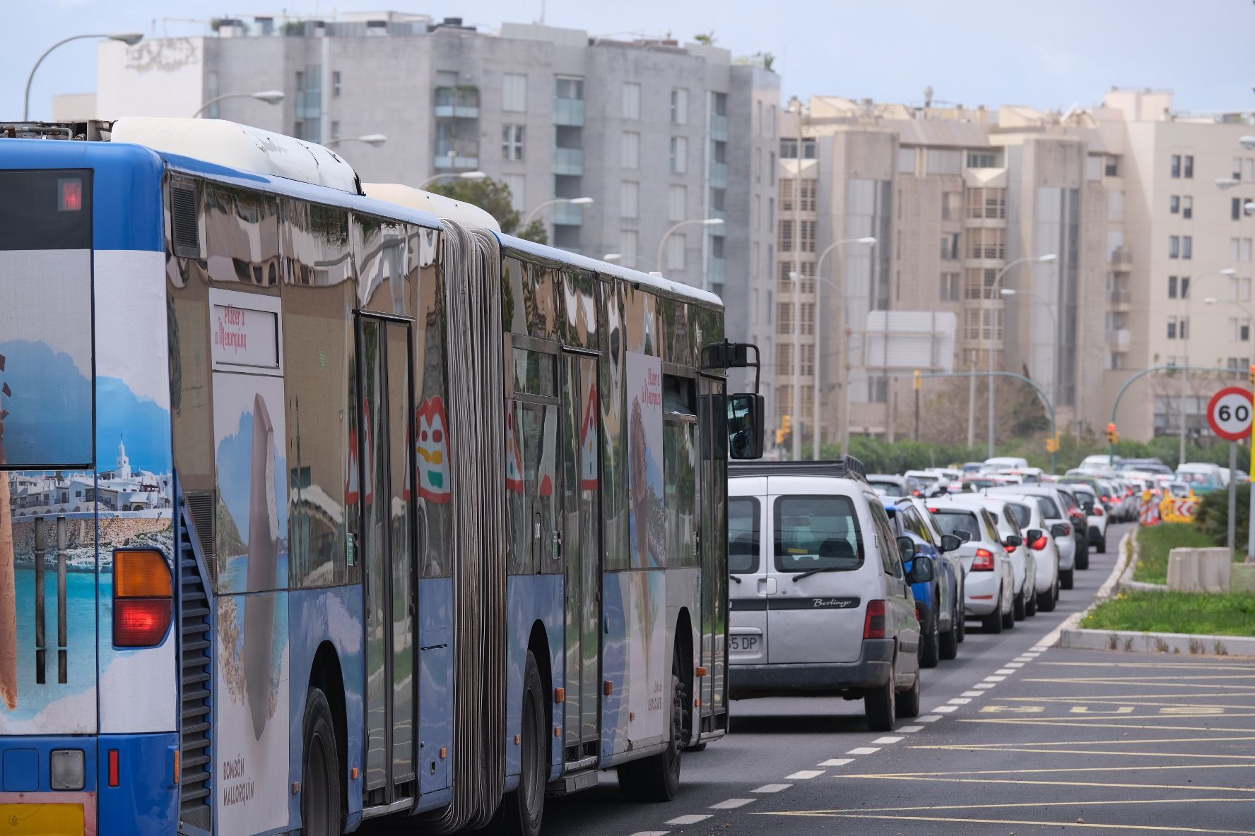 Atascos con más de 20 minutos de espera para entrar en Palma