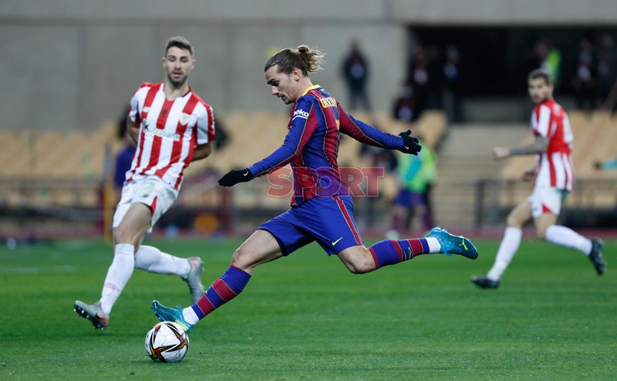 Antoine Griezmann en acción durante la final de la Supercopa de España disputada entre FC Barcelona y Athletic de Bilbao en el estadio de la Cartuja de Sevilla. Antoine Griezmann en acción durante la final de la Supercopa de España disputada entre FC Barcelona y Athletic de Bilbao en el estadio de la Cartuja de Sevilla.