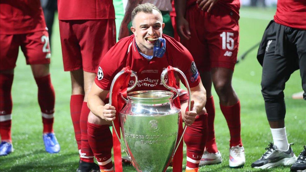 El suizo Shaqiri posa con la Orejona en el Wanda Metropolitano