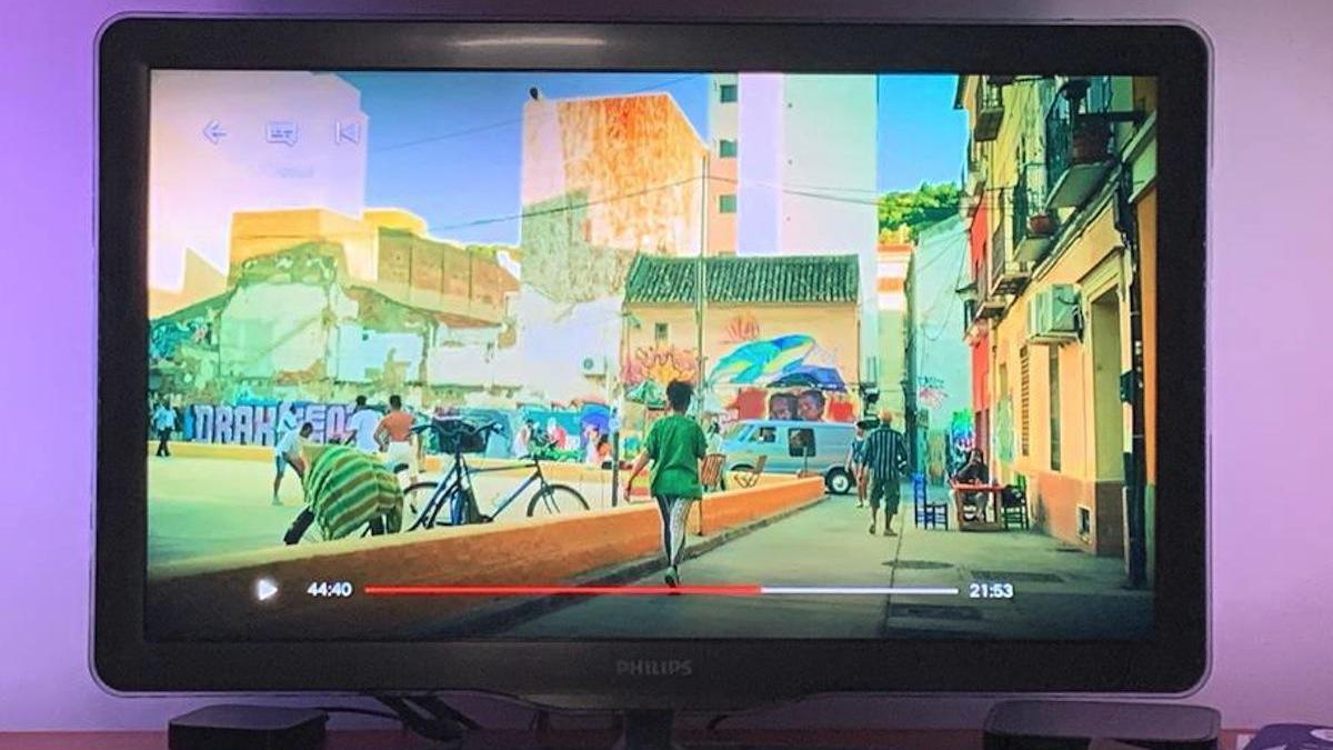 En la pantalla, una secuencia de la pasada serie de televisión Toy Boy que transformó la calle Esperanza y la plaza resultante, en Lagunillas, en un rincón de Honduras lleno de colorido pero también de abandono.