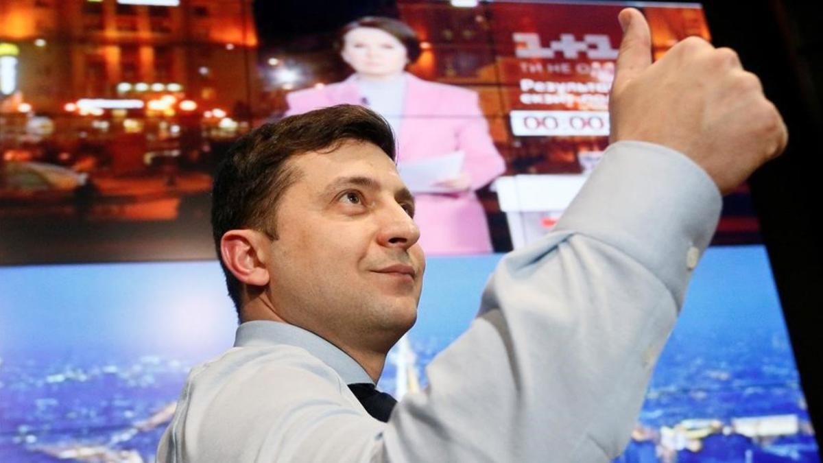 El actor y candidato a la presidencia de Ucrania Volodymyr Zelenskiy saluda a sus seguidores, el 31 de marzo del 2019 en Kiev.