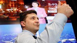 El actor y candidato a la presidencia de Ucrania Volodymyr Zelenskiy saluda a sus seguidores, el 31 de marzo del 2019 en Kiev, tras conocer los resultados de la primera vuelta de las elecciones.