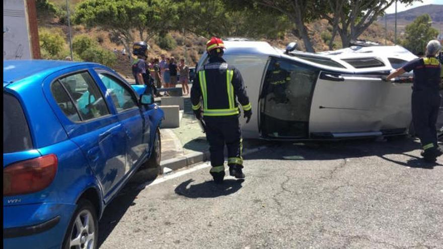 Un hombre de 43 años sufre heridas graves al volcar su coche en Gran Canaria