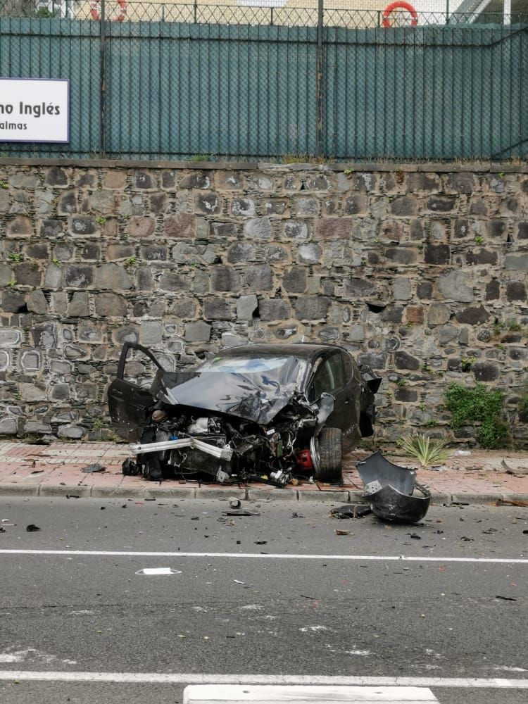 Un coche impacta contra una palmera en la capital grancanaria