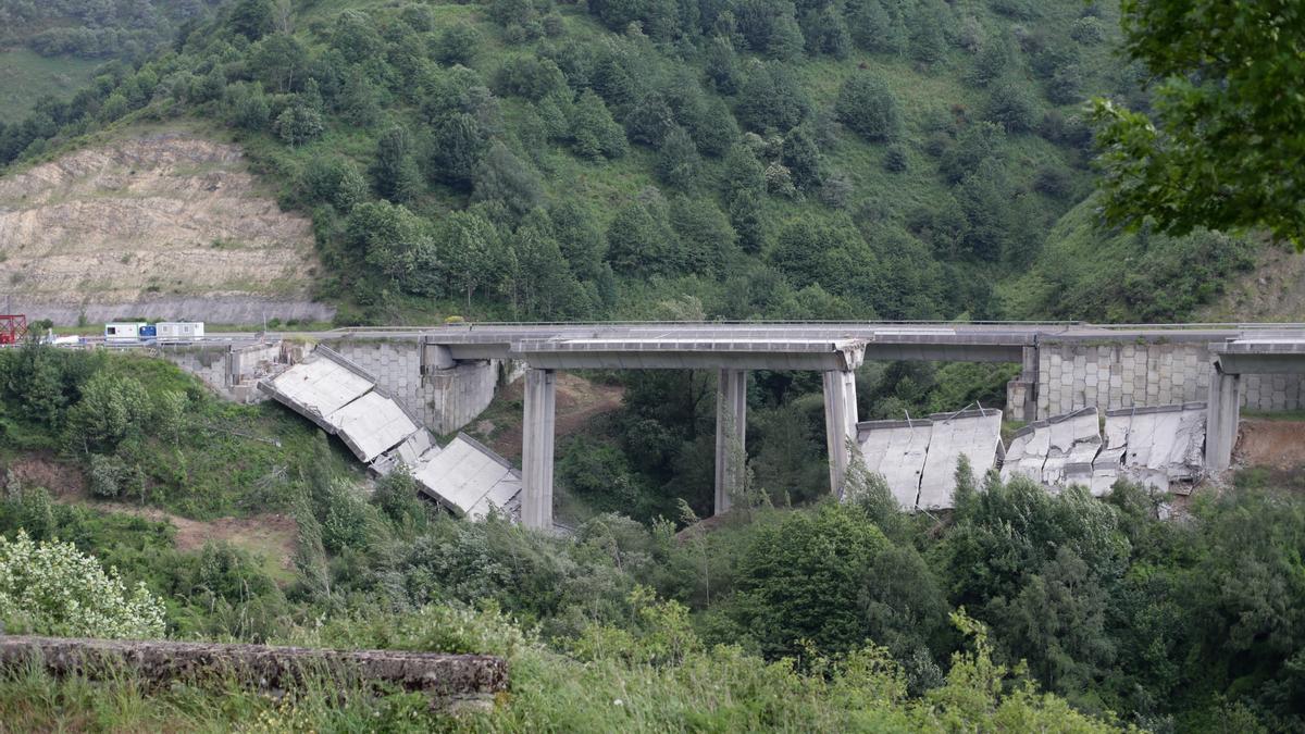 Los dos tramos derrumbados del viaducto de la A-6.