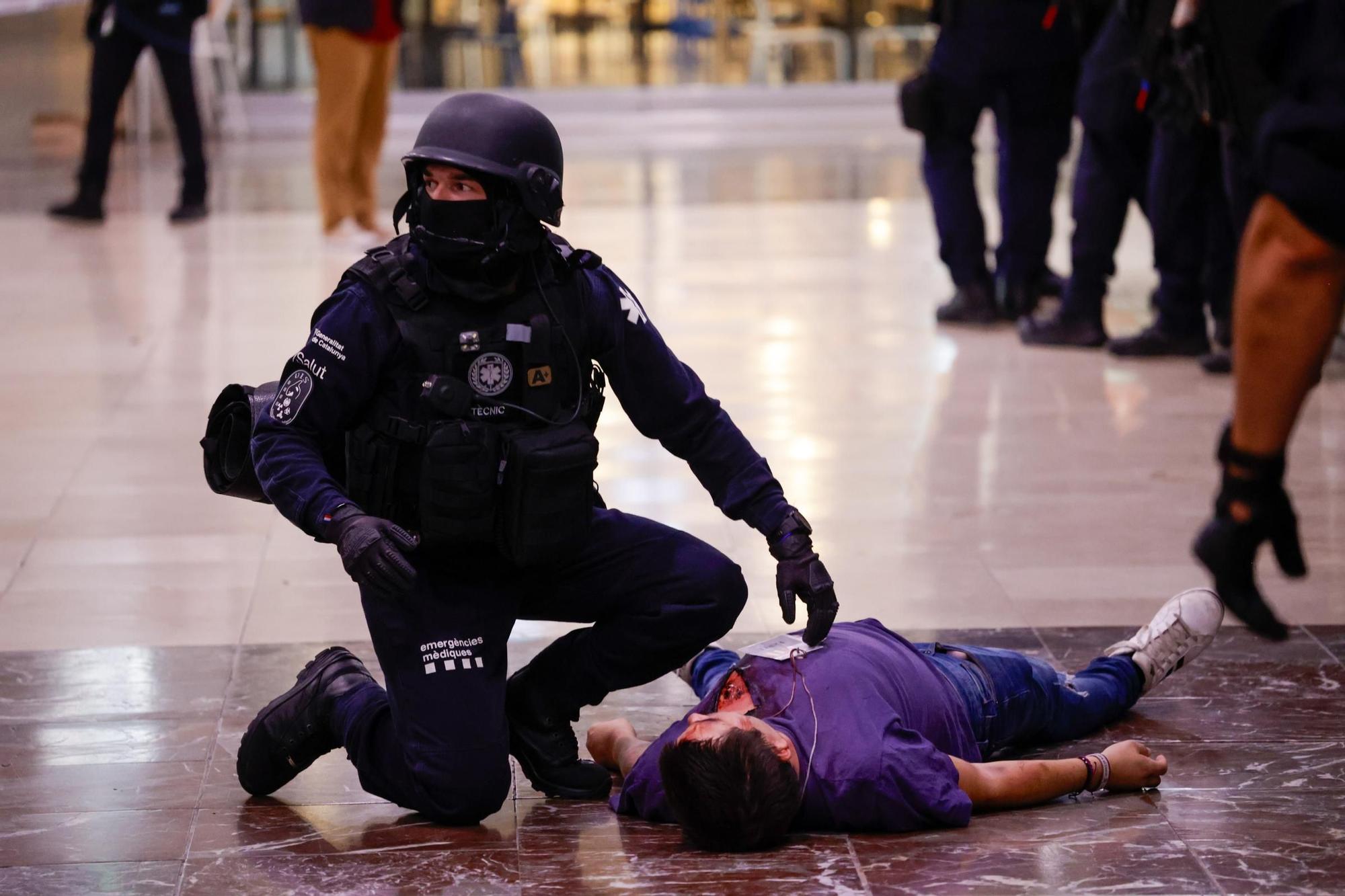 EN FOTOS | Un gran simulacre a Sants posa a prova la resposta a un atemptat terrorista