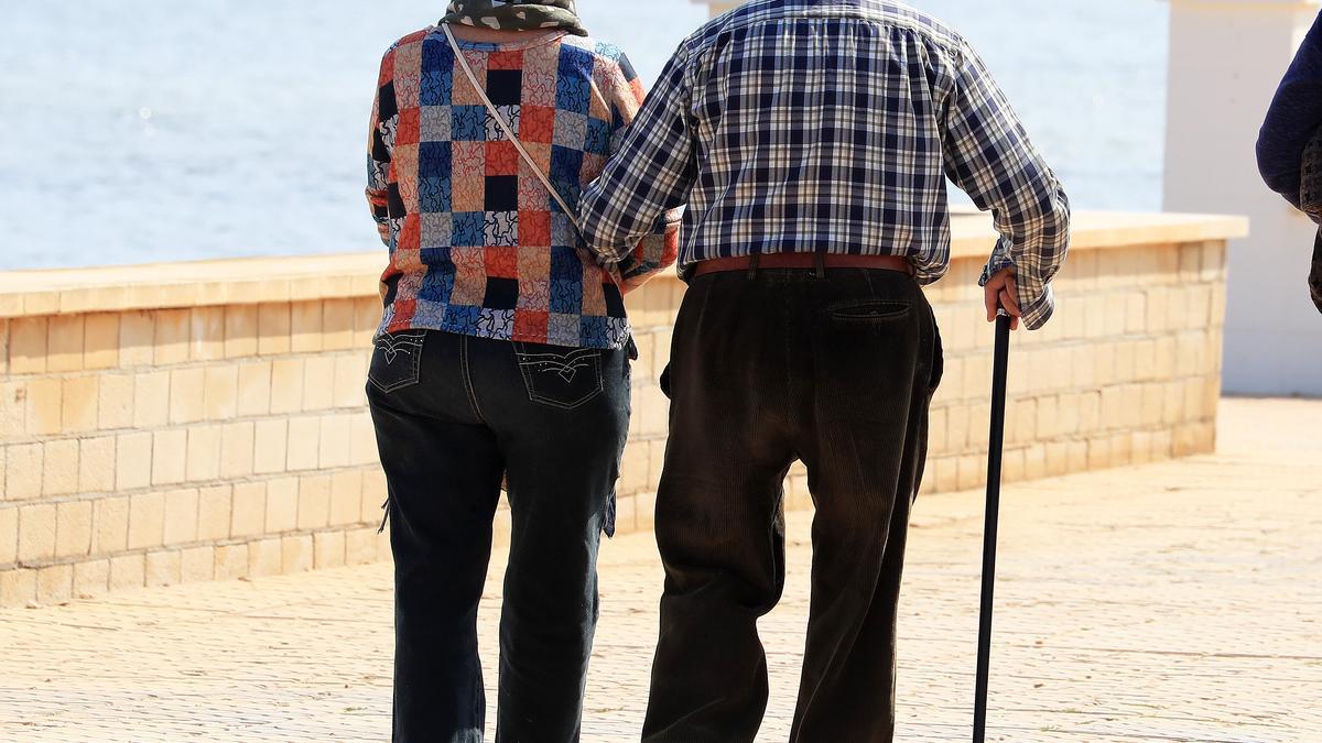 Dos jubilados pasean por la costa.