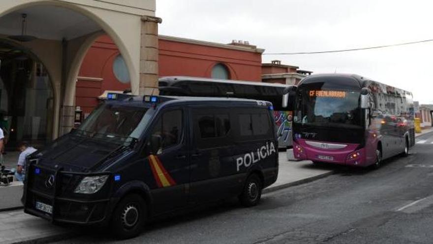 La Policía Nacional custodia el autobús del Fuenlabrada hasta el hotel donde el equipo permanece aislado. // Casteleiro / Roller Agencia