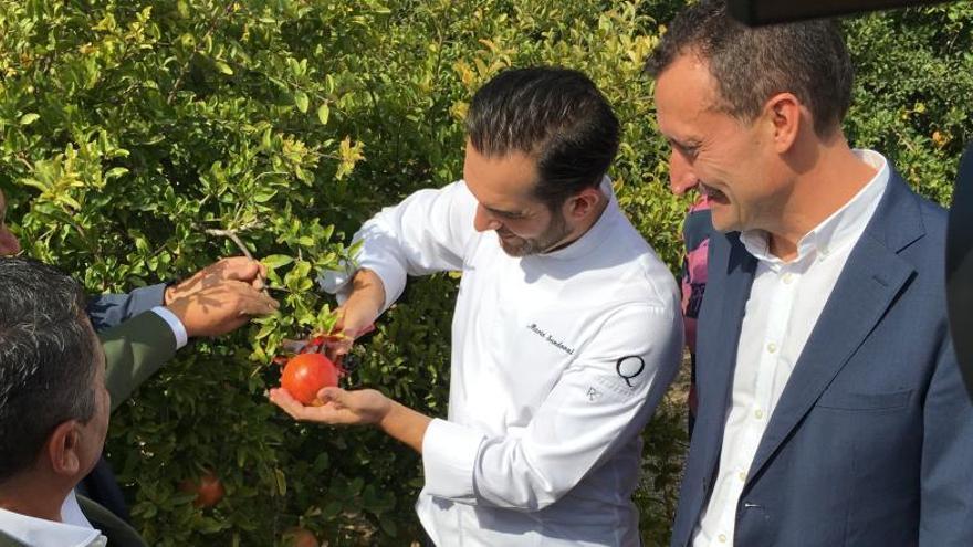 Un momento del corte de la Granada Mollar de Elche