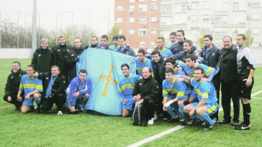 Los jugadores y el equipo técnico de la selección posan con la bandera de Asturias en el campo de Los Olivos de Aranjuez al final de su participación.