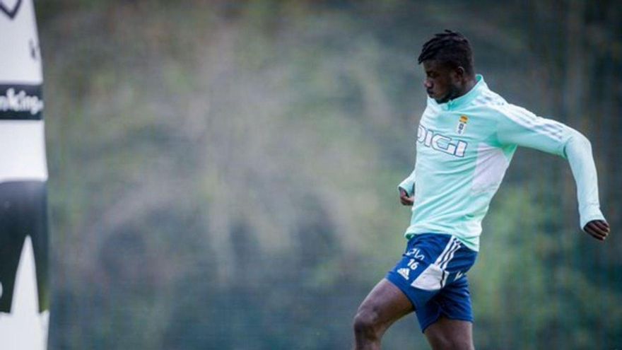 El Oviedo ingresa 100.000 euros por la cesión de Obeng y se ahorra su salario: los detalles de la operación