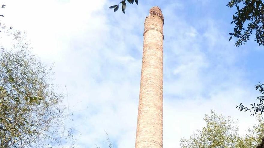 Estado en el que se encuentra la chimenea de El Bayu, junto a la senda peatonal, con el acceso cerrado desde hace meses.