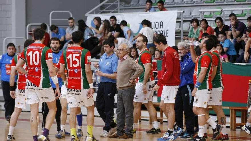 Fran Teixeira se dirige a sus jugadores, tras un partido en el pabellón de Chapela. // Jesús de Arcos
