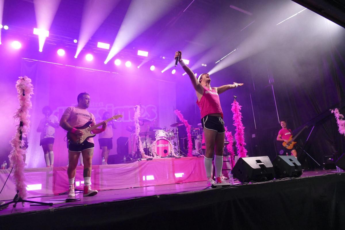 EN IMATGES | La plaça Catalunya de Figueres s'omple de gom a gom amb el concert de l'Orquestra Di-Versiones