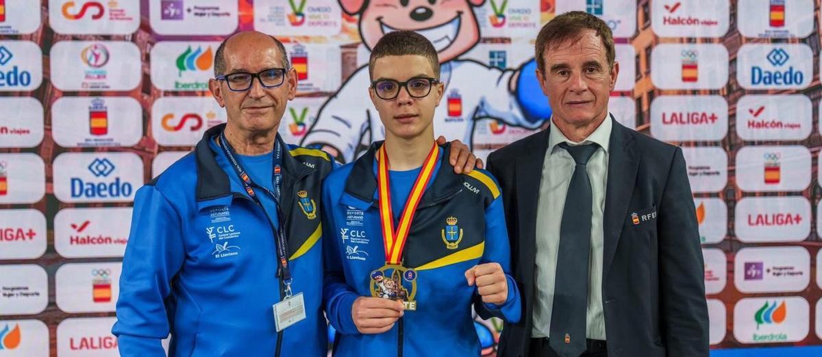 Por la izquierda, Francisco Martín, Diego Rodríguez y Rufo Fernández, presidente de la Federación Asturiana, ayer, en el Palacio de los Deportes de Oviedo.