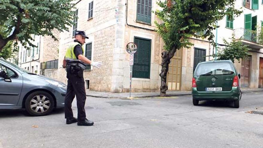 Un agente de la Policía Local dirige el tráfico en Sóller.