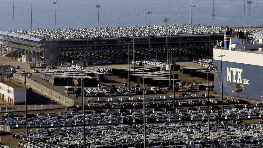 Miles de vehículos, la mayoría de PSA-Vigo, abarrotan la terminal de transbordadores de Bouzas. // R. Grobas