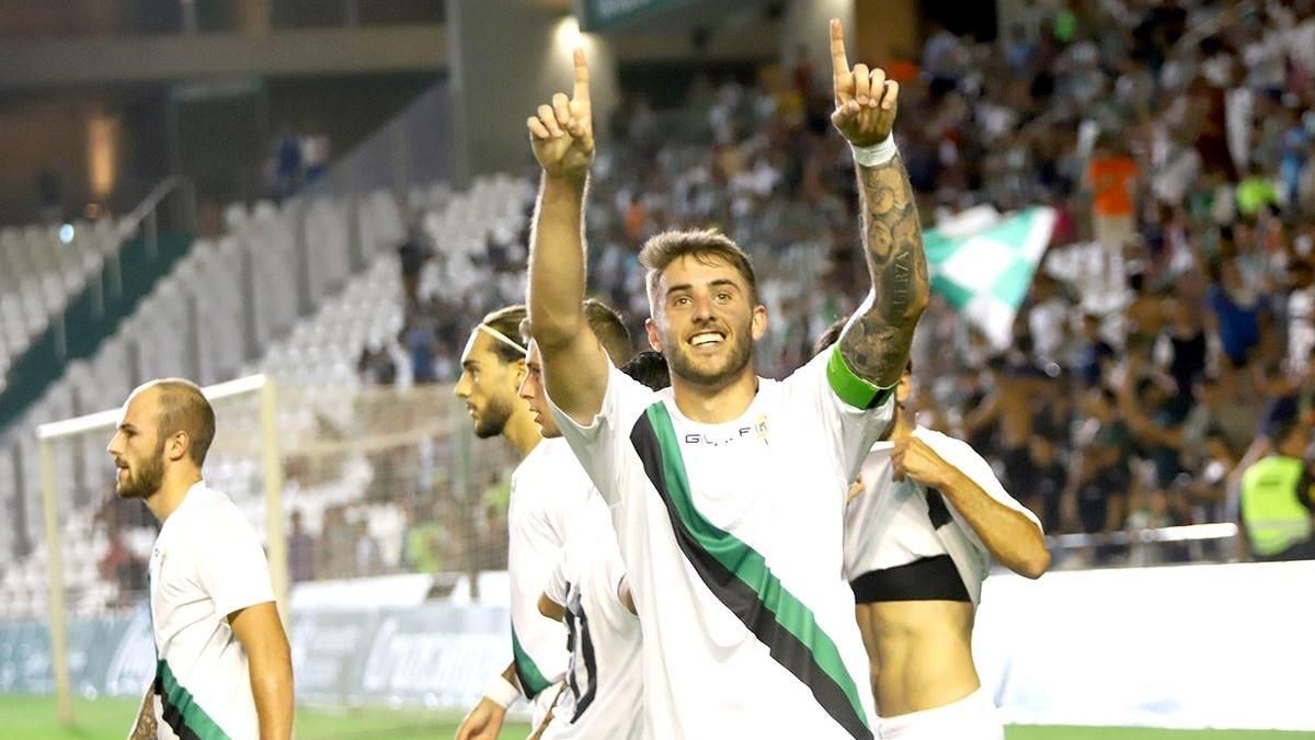 Antonio Casas celebra su tanto ante el Granada durante el estreno en El Arcángel.