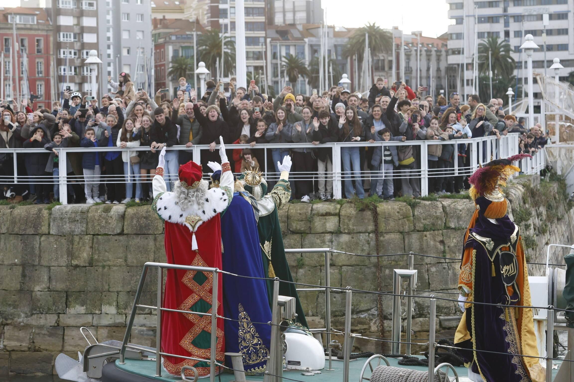 En imágenes: Los Reyes Magos desembarcan en Gijón
