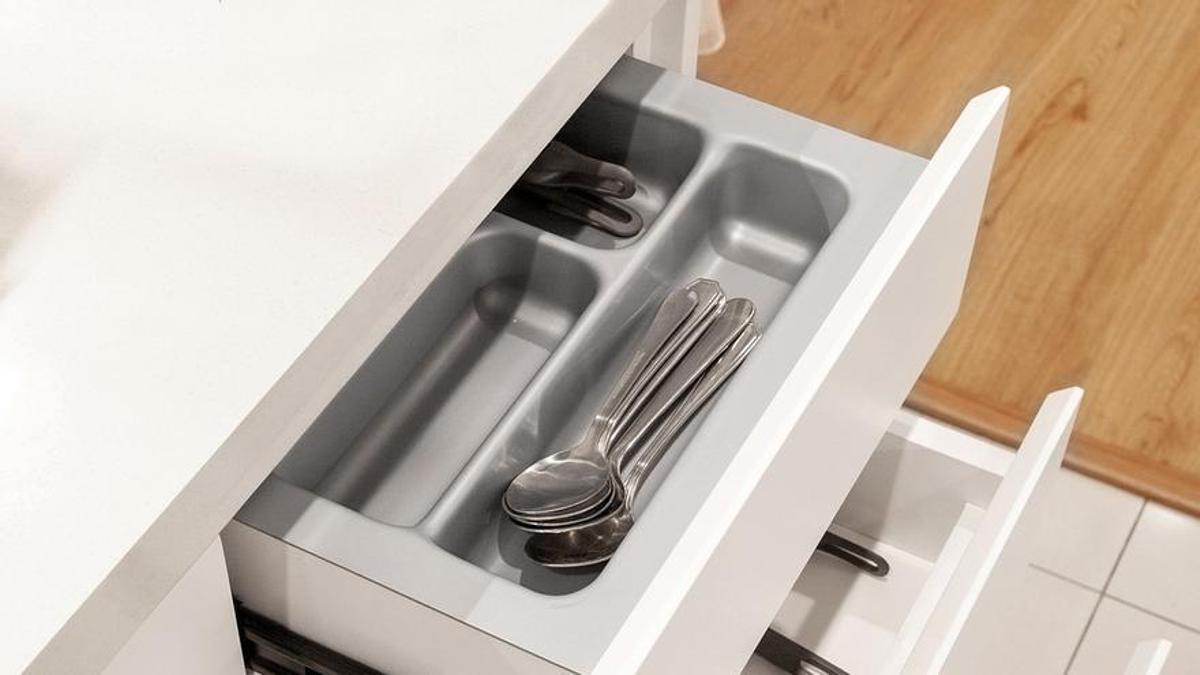 Adiós a los cajones de la cocina: la solución con perchas que puedes colocar en cualquier parte.