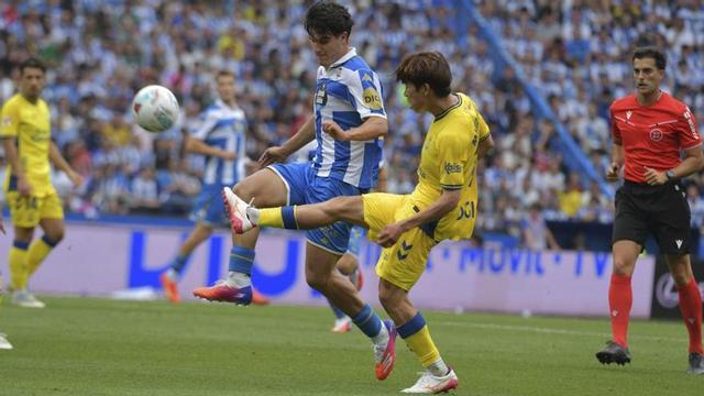Un jugador del Deportivo pugna por el balón con uno de Las Palmas. | CARLOS PARDELLAS