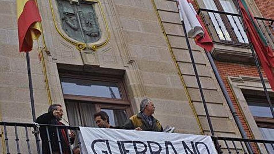 Concejales de IU cuelgan una pancarta en el año 2003.