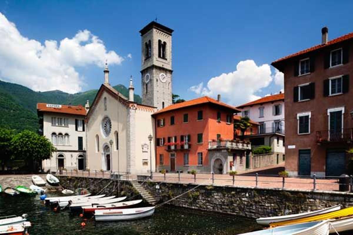 Imágen de la pequeña villa de Torno desde el puerto.